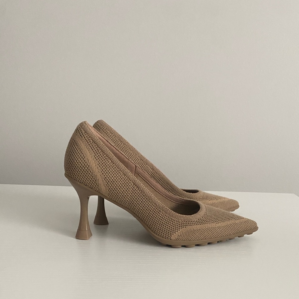 SoftBounce Pointed Toe Stiletto Heeled Pump — apricot
